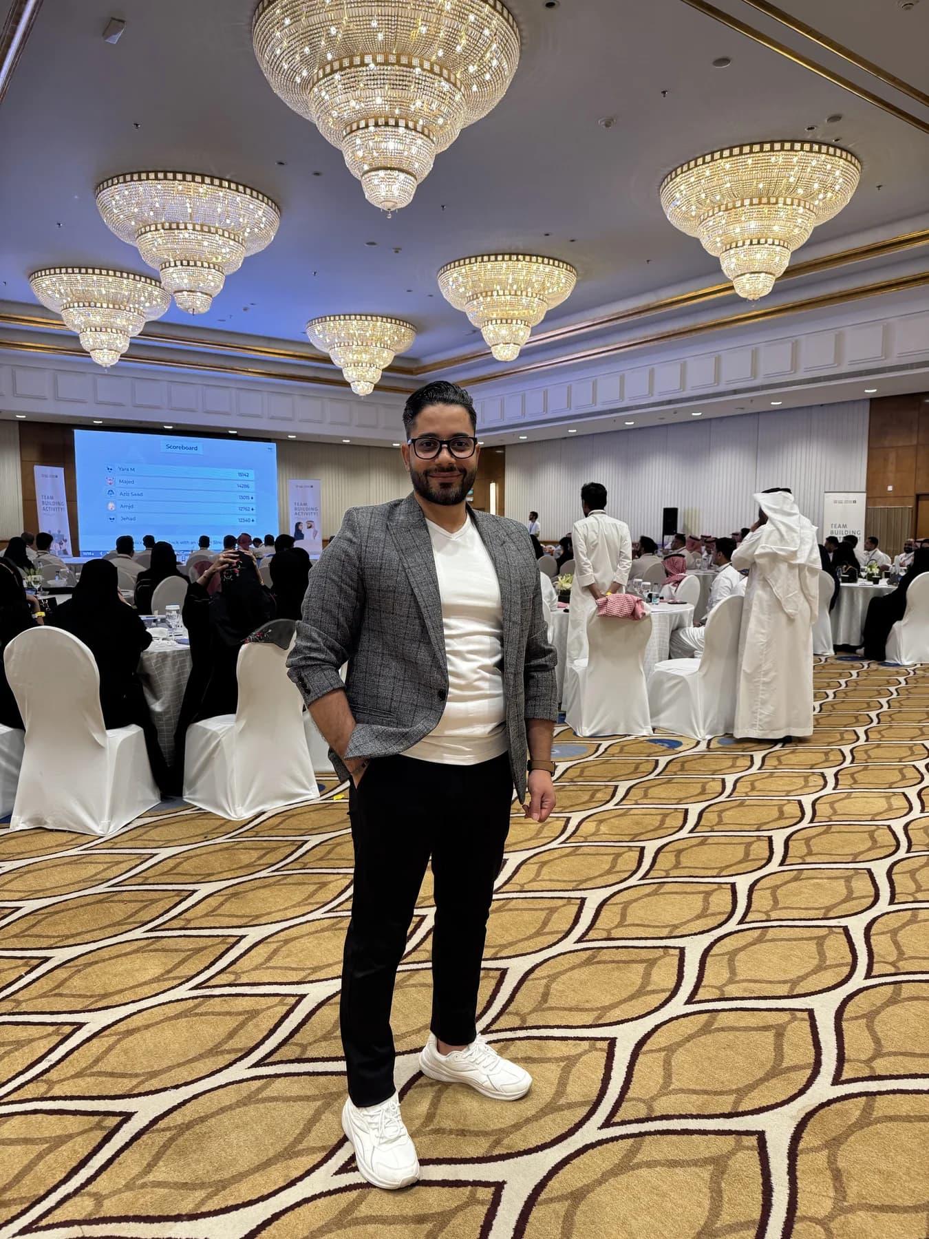 في قاعة مؤتمر أنتجه